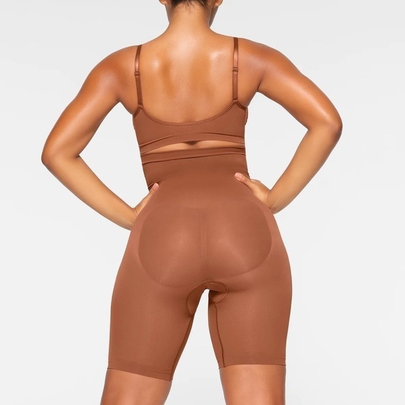 SKIMS Seamless Sculpt HIGH-WAISTED ABOVE THE KNEE SHORT XS in Bronze - Picture 3 of 5